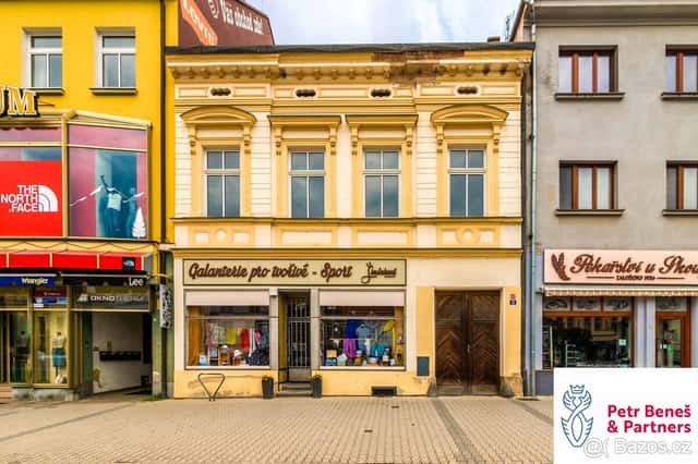 Velkorysý městský dům se zavedenou prodejnou na Husově náměs, okres Rakovník