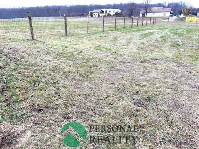 Pronájem zatravněného pozemku 1 694 m², Žáravice, okres Pardubice