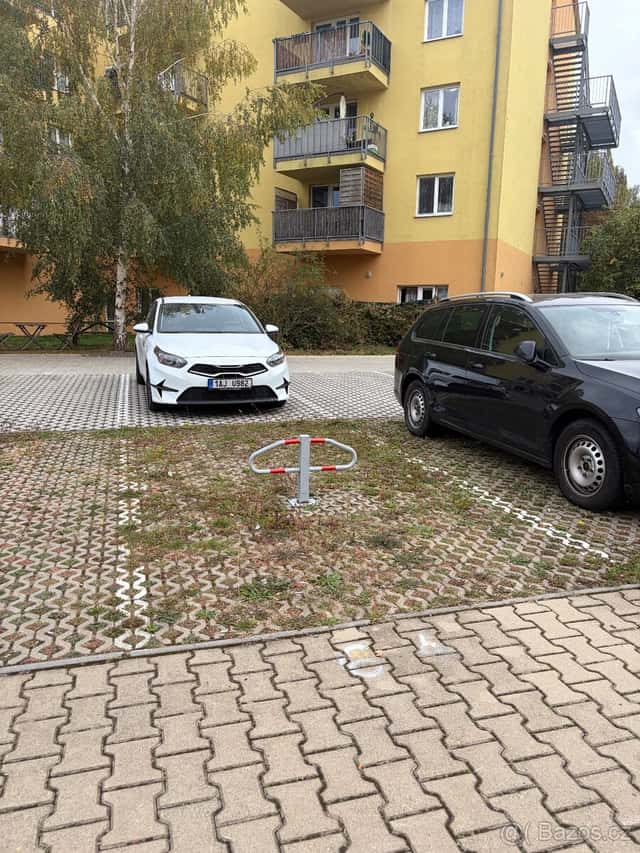 Pronájem parkovacího místa se zábranou – Klecany, V Honech, okres Praha-východ