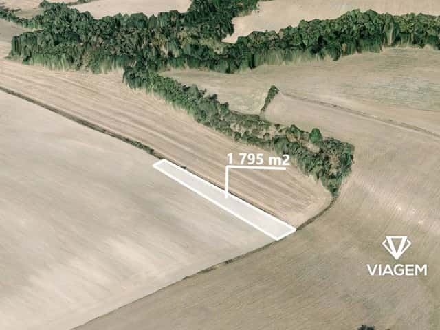 Pole 1 795 m², okres Mělník