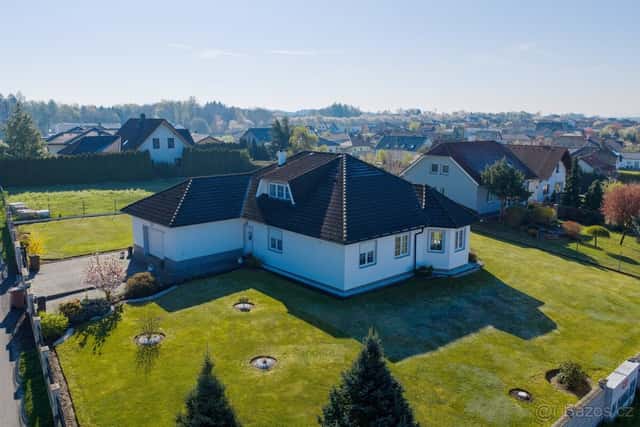 Prodej prostorného, rezidenčního RD s velkou, rovinatou zahr, okres České Budějovice