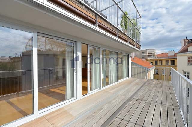 Velkorysý pronájem bytu 4+kk, 203 m² s krbem a terasou, Laub, Praha 3