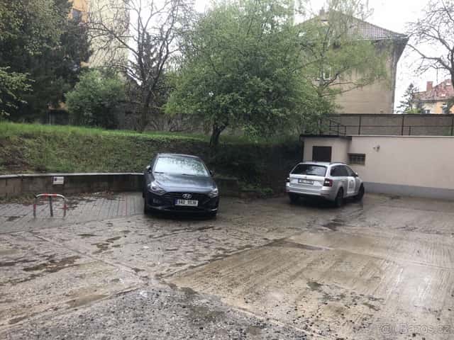 Pronájem garážového stání Přetlucká, Praha 10