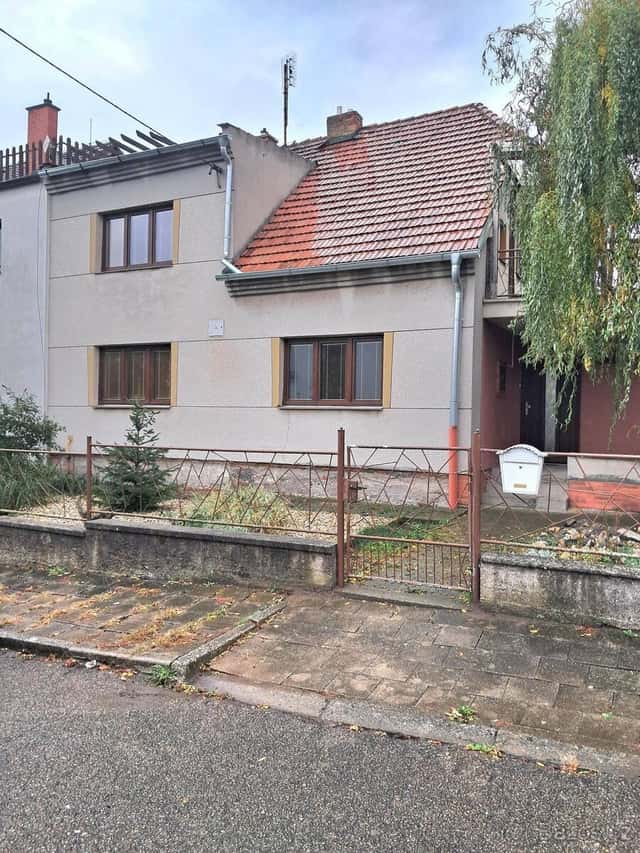 Prodej cihlového rohového dvoupodlažního RD 2x 2+1, okres Prostějov