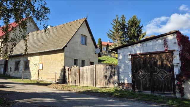 Rodinný dům s garáží v obci Holedeč - Veletice/za cenu bytu, okres Louny