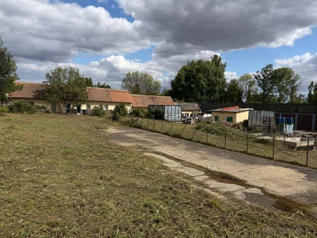 Pronájem 1500m2 venkovního prostoru v areálu v Hospozíně, okres Kladno
