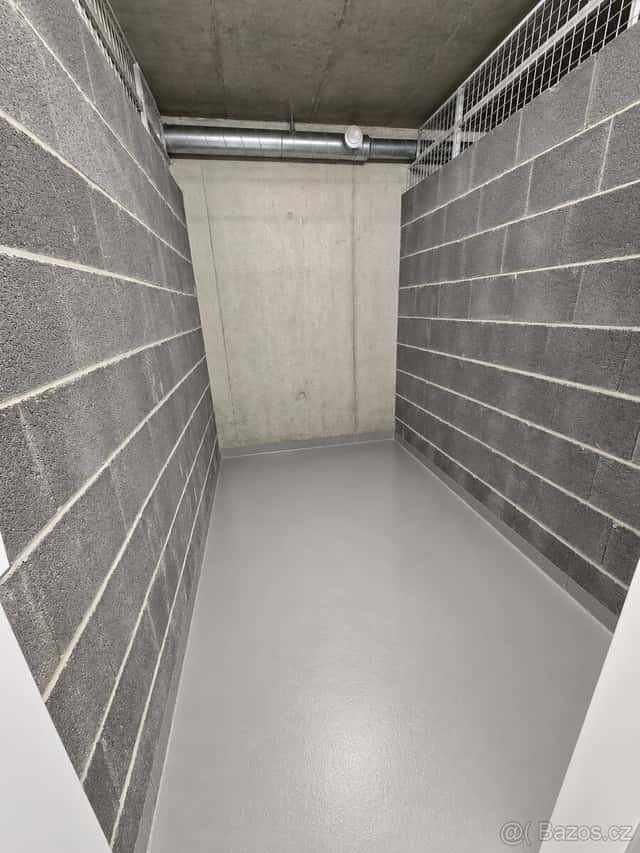 Pronájem sklepa 5,3 m² – Příjezd autem, přístup 24/7, Praha 10