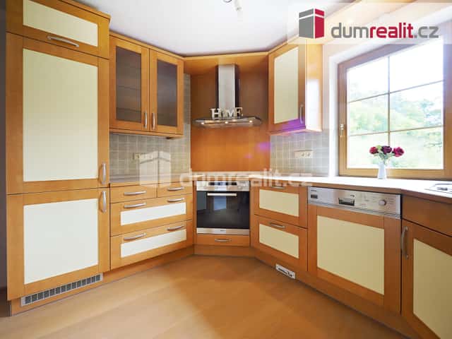 Vila 8+1, dvě garáže, terasa, balkon, pozemek 3176 m2, okres Mělník