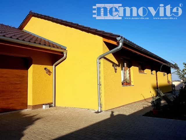 Rodinný bungalov 4+1 s dvojgaráží, na pozemku 708m2 - Jeseni, okres Praha-západ