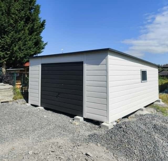 Plechová montovaná garáž 5×6 m – bílá/grafit matný „KLAUS“, okres Domažlice