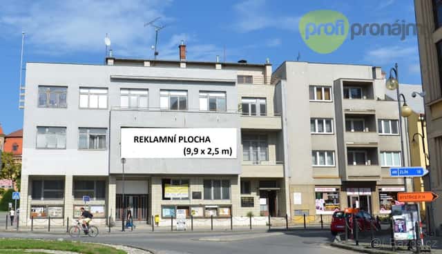 Pronájem reklamní plochy 9,9 × 2,5 m – centrum Holešova, okres Kroměříž