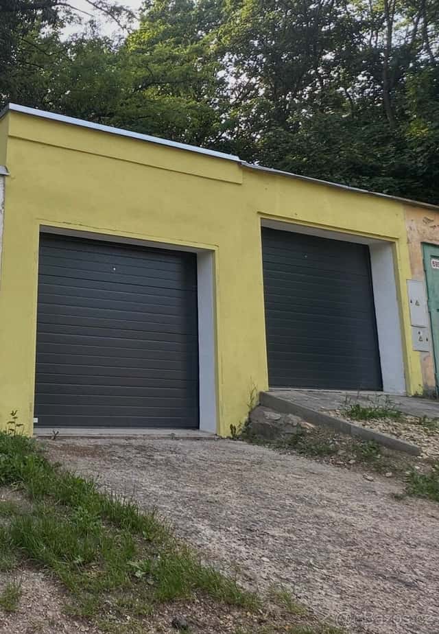 Pronájem dvou garáží Nový Šaldorf – elektrická vrata, okres Znojmo