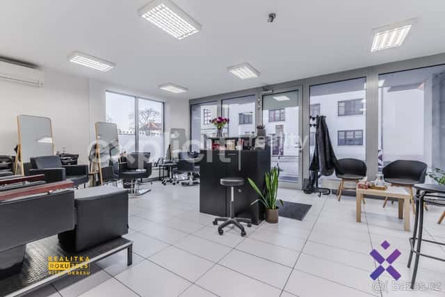 Pronájem obchodního prostoru s výlohou 1.N.P. 44 m² - Uhersk, okres Uherské Hradiště