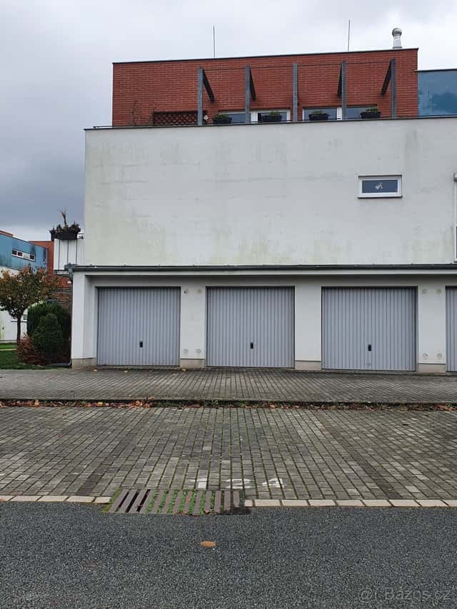 Venkovní stání ul. Rybova HK, okres Hradec Králové