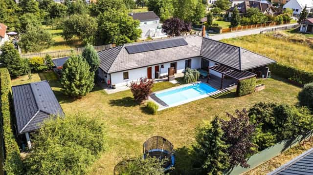 Kolomuty, luxusní bezbariérová vila 5+kk s bazénem, venkovní, okres Mladá Boleslav