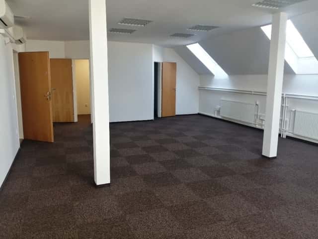 Pronájem rekonstruovaných kancelářských prostor 65 a 20m2, okres Olomouc