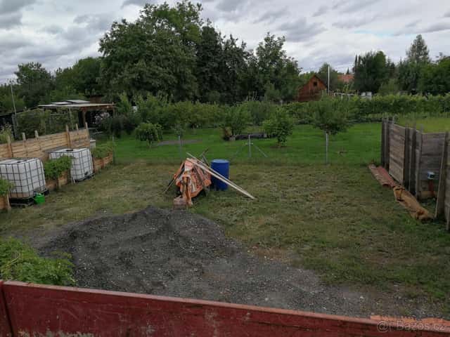 Zahrádka s karavanem pronájem, okres Kolín