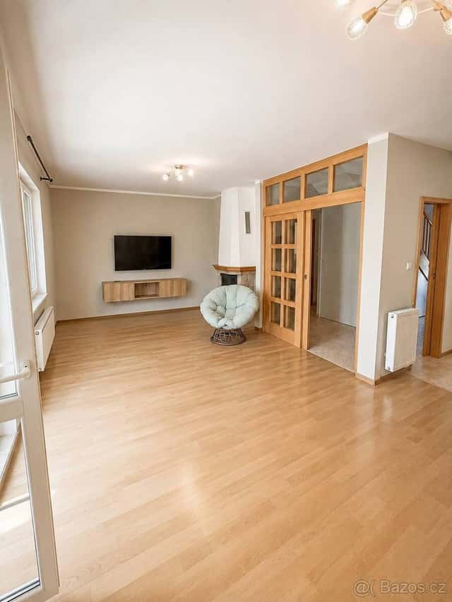 Nabízíme k pronájmu prostorný dům 4+kk o velikosti 100 m² na, okres Praha-východ