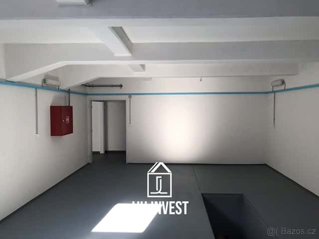 Pronájem garáže / dílny 51 m² – elektro, WC, uzavřený areál,, okres Děčín