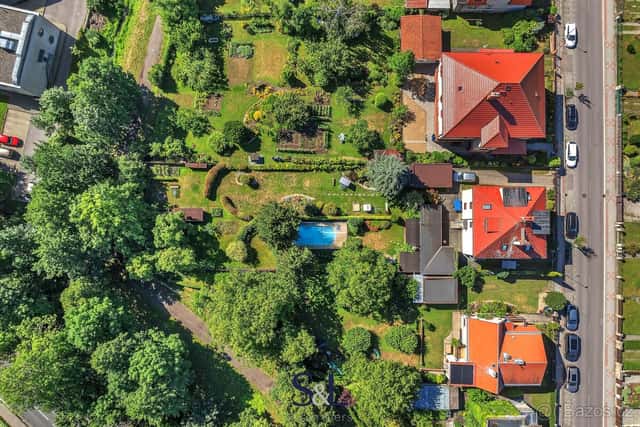 Bydlení jako v rodinném domě | zahrada 880 m², bazén, garáž, okres Jičín