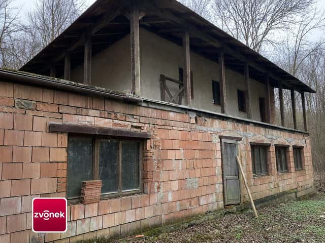 Dvoupodlažní rekreační chata na polosamotě s rozsáhlými poze, okres Zlín