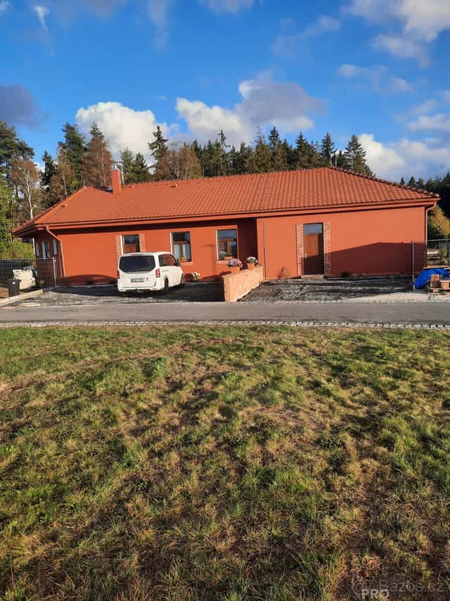 Exkluzivně k pronájmu novostavbu rodinného domu typu bungalo, okres Karlovy Vary