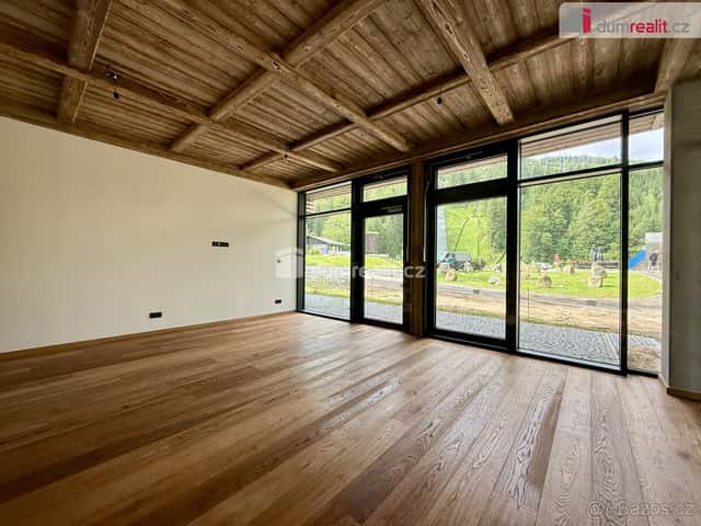 prodej komerčního prostoru, 45m2 + terasa, Harrachov, okres Semily