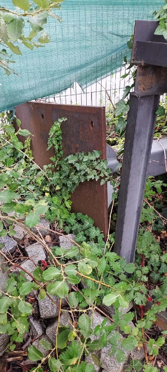 Ocelový podstavec pod reklamy, Praha 4
