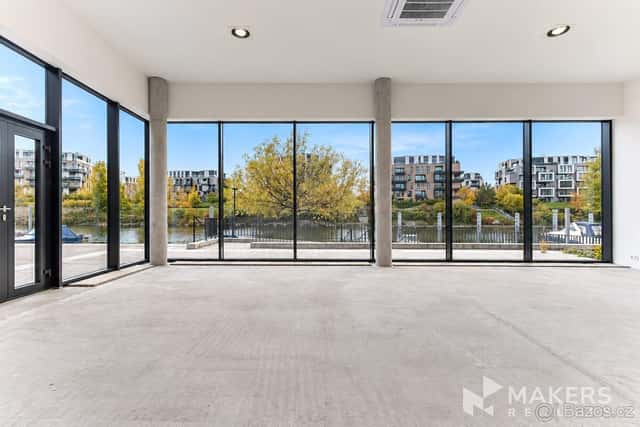 Pronájem obchodního prostoru - showroomu, 101 m², Praha 8 -, Praha 8