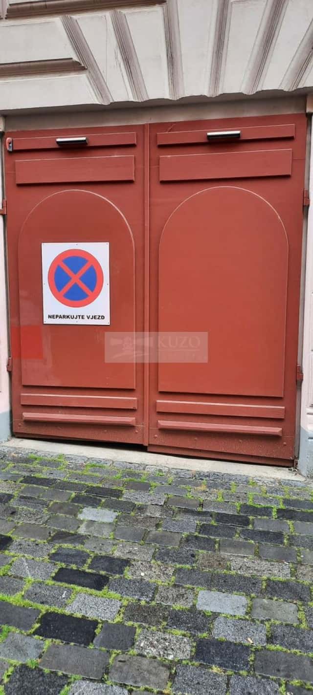 Pronájem parkovacího stání v zakladači pohodlné a bezpečné parkování, Mánesova, Praha 2 – Vinohrady