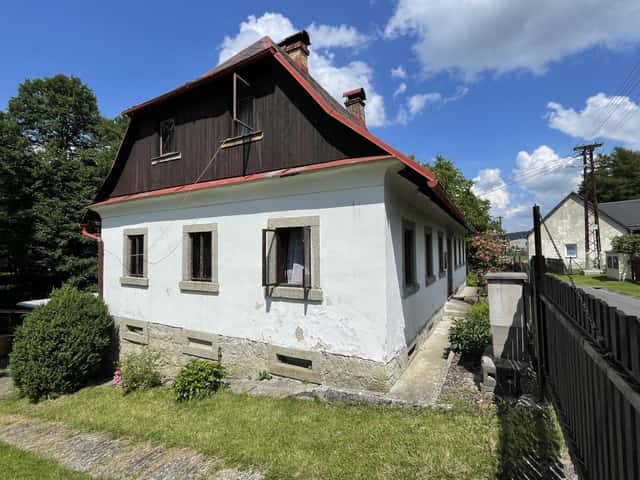 Prodej částečně podsklepené chalupy, 4+kk s garáží (70m2), terasou, celková plocha pozemků 1.046 m2, Vilémov, okres Děčín