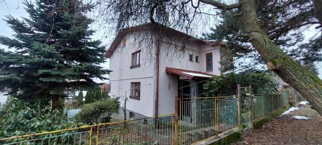 Nabídka pronájmu rodinného domu o dispozici 3+1 o užitné ploše 132 m2 v obci Velké Popovice, Nerudova, Velké Popovice, okres Praha-východ