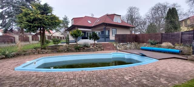 Výjimečná nabídka pronájmu, luxusní rodinný dům 5+1, 296 m2 s bazénem a dvojgaráží, obec Čenětice, Křížkový Újezdec – Čenětice, okres Praha-východ