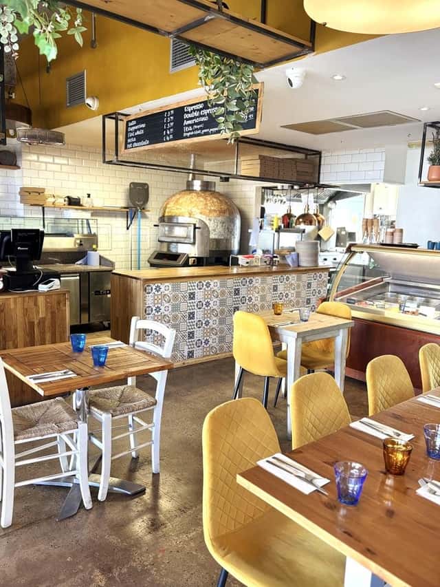 Pizzerie kavárna k pronájmu cca 115 m2, Praha 9 Čakovice., Cukrovarská, Praha 9 – Čakovice