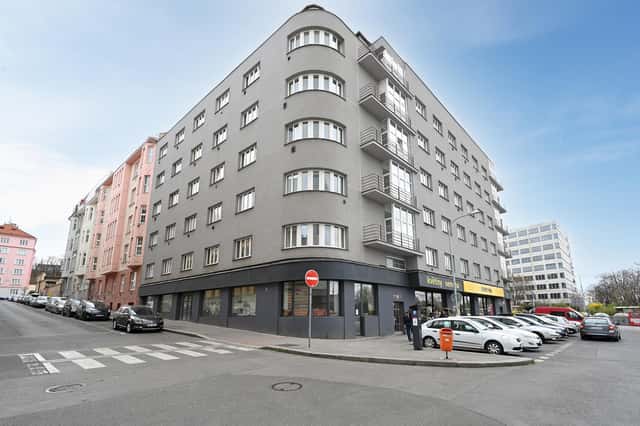 Pronájem NEZAŘÍZENÉHO standardního bytu 1+1 hned u stanice metra Palmovka, 42 m2, výtah, 10 m2 sklep, Novákových, Praha 8 – Libeň