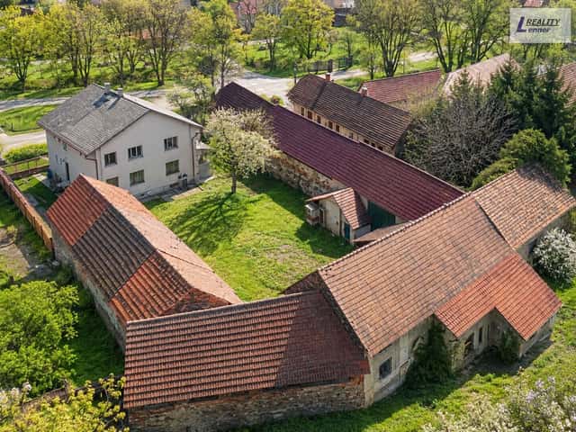 Vyjímečný venkovský areál v obci Radouš u Hostomic, Hostomice – Radouš, okres Beroun
