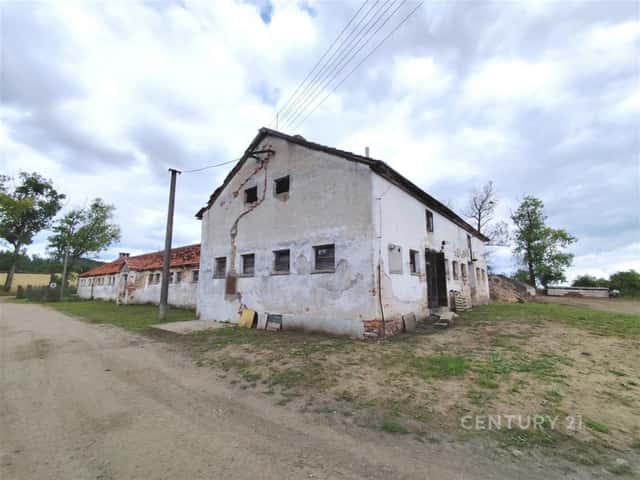 Prodej rozsáhlé komerční nemovitosti 472 m s pozemkem 1231 m v malebné obci Lodhéřov., Lodhéřov, okres Jindřichův Hradec