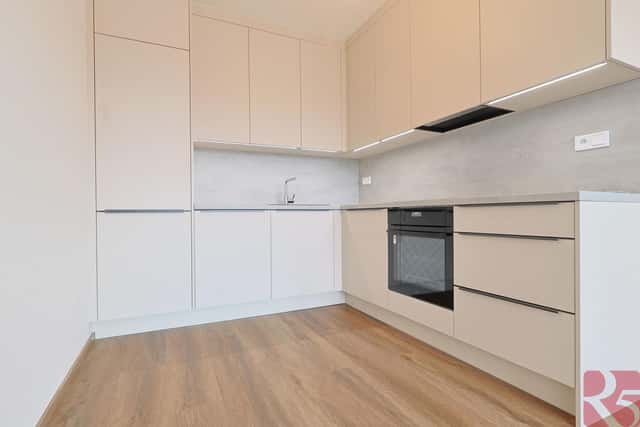 Pronájem 2kk 56m2 P4 Kamýk, ul. Hodkovická, balkon, sklep, garážové stání, nezařízen, Hodkovická, Praha 4 – Kamýk
