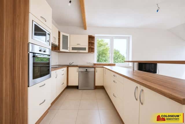 Jedovnice, mezonetový byt 4+kk, po rekonstrukci, balkón, 2 parkovací stání - byt, Jedovnice, okres Blansko