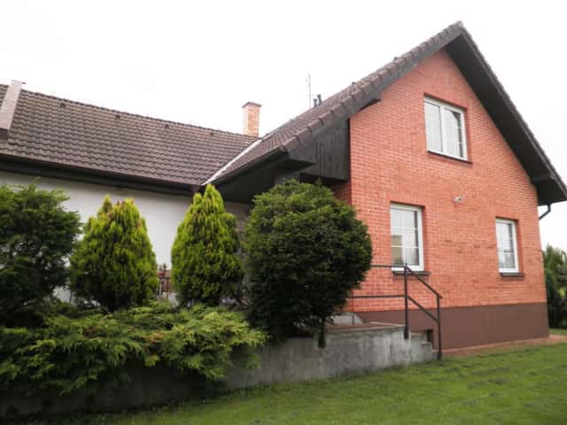 Prostorný dům, 5 ložnic, 3 koupelny, 4 WC, 2 garáže, obytný suterén, fotovoltaika, K Tuchoměřicům, Praha 6 – Přední Kopanina