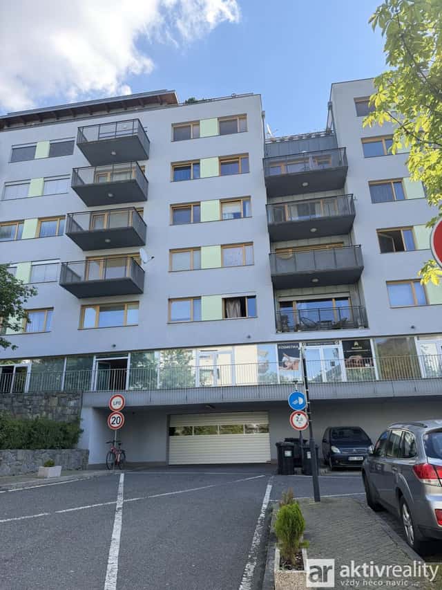 Pronájem garážového stání 18 m, Praha - Vokovice, Tibetská, Praha 6 – Vokovice