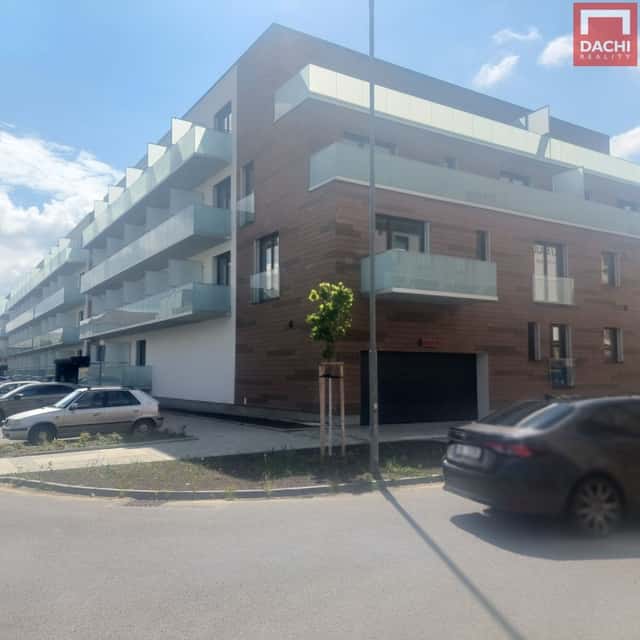 Nabízíme k pronájmu garážové stání na ulici Třída Jiřího Pelikána v obci Olomouc, konkrétně v části, Třída Jiřího Pelikána, Olomouc – Nová Ulice