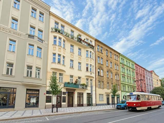 Přízemní komerční prostor 34 m s výlohami a 2 vstupy Praha 2, Praha 2 – Nusle