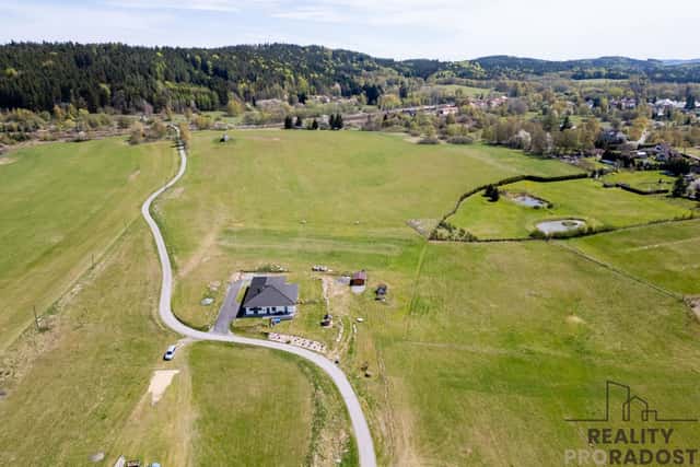 Velkorysý pozemek 1522 m2 s jihozápadní orientací na krásném místě v Horním Dvořišti, Horní Dvořiště, okres Český Krumlov