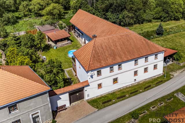 Kompletně vybavený statek s uzavřeným dvorem na klidném místě 5 minut autem od Krumlova, Kájov – Novosedly, okres Český Krumlov