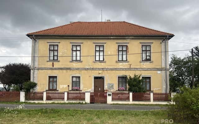 BÝVALÁ NĚMECKÁ ŠKOLA V KŮZOVÉ Místo s historií, prostorem a možností vytvořit něco výjimečného., Čistá – Kůzová, okres Rakovník