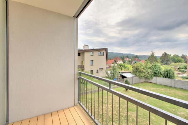 Světlý byt s balkonem, polovinou garáže a úložným prostorem.. Dobřichovice, Praha-Západ, Anglická, Dobřichovice, okres Praha-západ