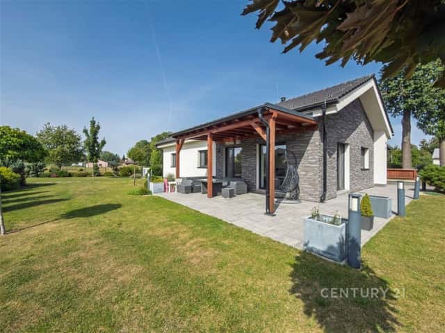 Prodej moderního nízkoenergetického bungalovu 4+kk s velkým pozemkem, bazénem a garáží Sedlnice (ok, Sedlnice, okres Nový Jičín