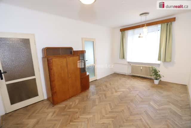 Slunný byt 2+1 v prvním patře cihlové budovy s garáží s předpolím, sklepem a zahradou, U páté baterie, Praha 6 – Břevnov