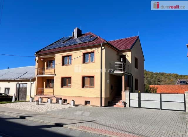 Prodej domu se dvěma byty (4+kk a 3+1) a garážemi v Pašovicích, Pašovice, okres Uherské Hradiště